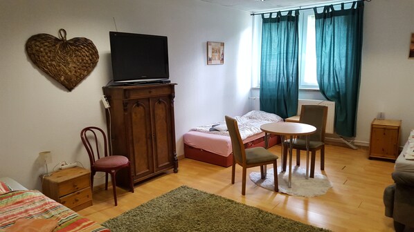 3 habitaciones, tabla de planchar con plancha y cuna de viaje 