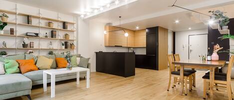 Apartemen Mewah | 2 kamar tidur, meja kerja, tirai kedap cahaya, dan kedap suara