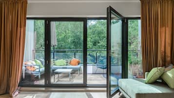 Luxury Apartment | 2 bedrooms, desk, blackout curtains, soundproofing