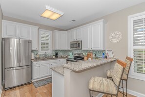 Refrigerador, microondas, horno y parrilla de estufa 