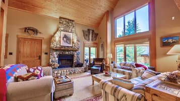 Smart TV, chimenea, futbolito y libros