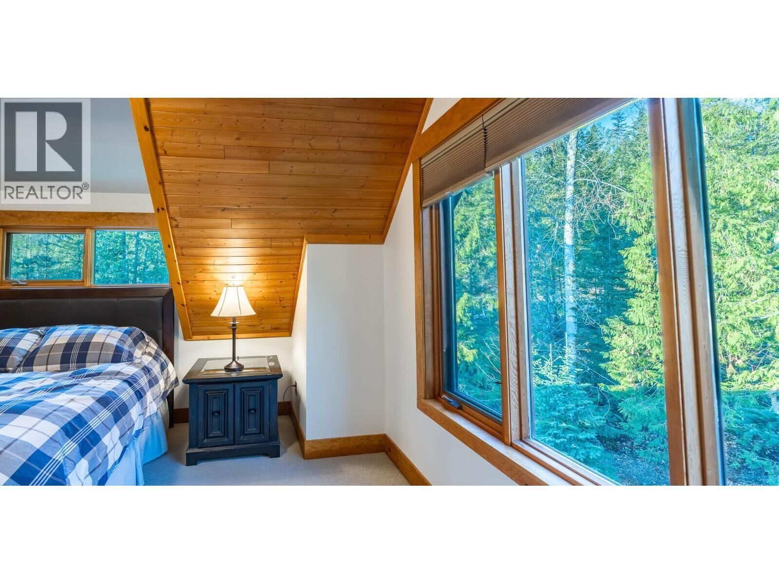 5 sovrum, skrivbord, strykjärn/strykbräda och resesäng