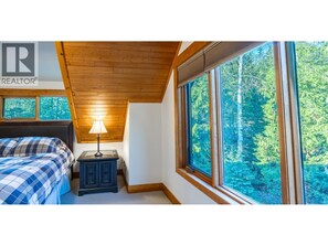 5 soverom, skrivebord, strykejern/-brett og reiseseng for barn