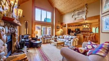 Smart TV, chimenea, futbolito y libros