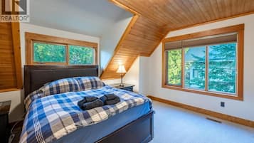 5 bedrooms, desk, iron/ironing board, travel crib