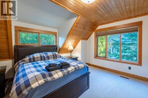 5 bedrooms, desk, iron/ironing board, travel cot