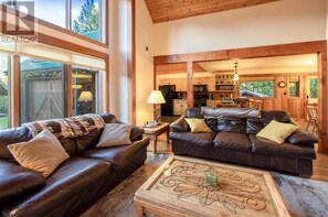 Een smart-tv, een open haard, tafelvoetbal en boeken