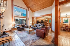 Een smart-tv, een open haard, tafelvoetbal en boeken