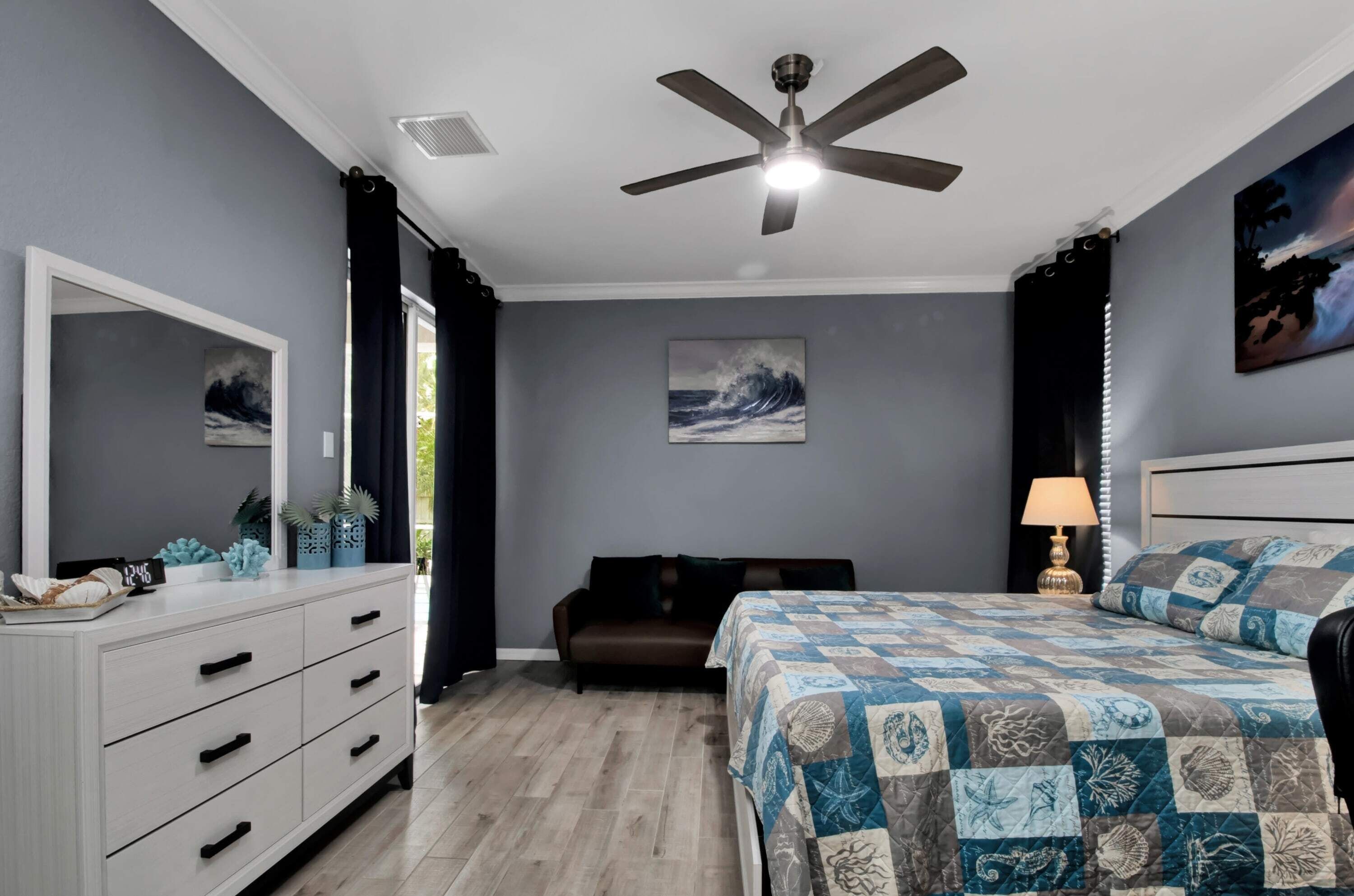 3 sovrum, sängtillbehör av högsta kvalitet och skrivbord