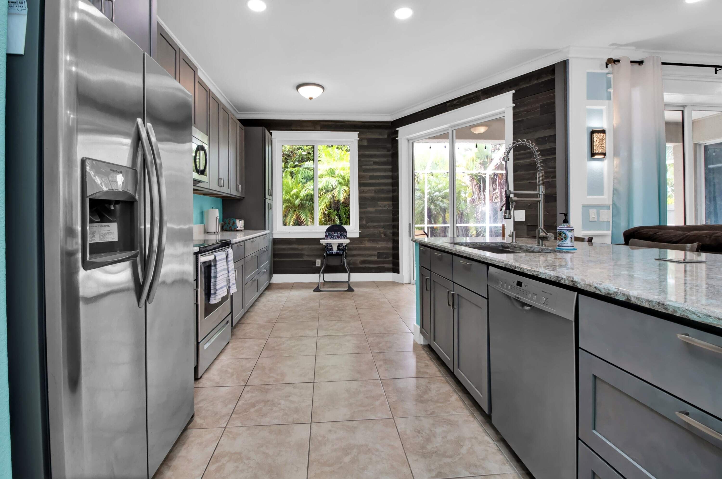 Kylskåp, mikrovågsugn, ugn och spishäll