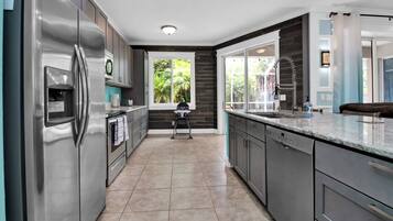 KylskÄp, mikrovÄgsugn, ugn och spishÀll