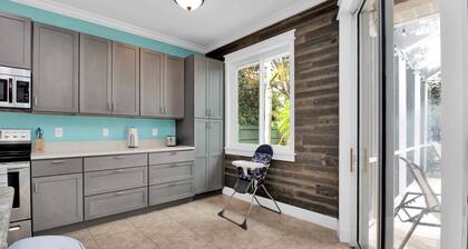 Stylish & Bright, Mins to Downtown, Pool, Parking