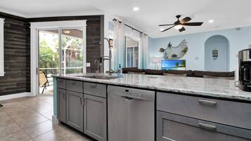 KylskÄp, mikrovÄgsugn, ugn och spishÀll