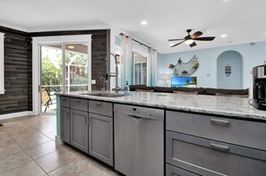 Frigorífic, microones, forn i placa de cuina 