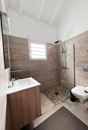 Regadera y papel de baño