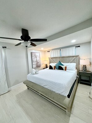 4 chambres, bureau, fer et planche à repasser, lit parapluie