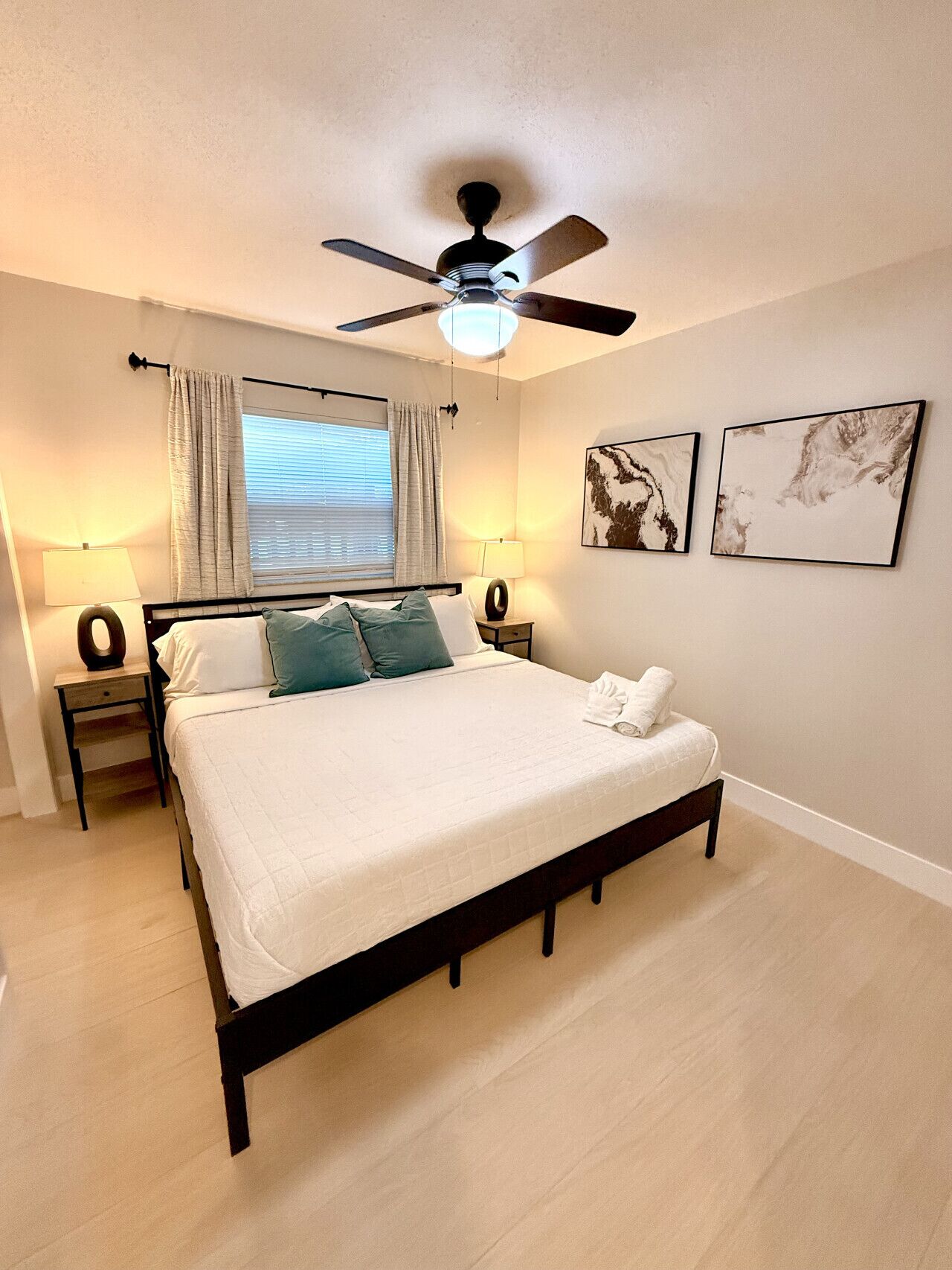 4 makuuhuonetta, työpöytä, silitysrauta/-lauta, vauvan matkasänky