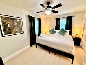 4 habitaciones, escritorio y tabla de planchar con plancha