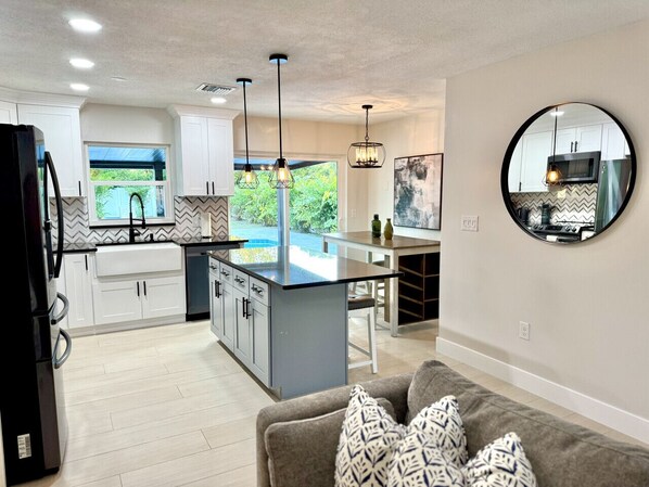 Refrigerador, microondas, horno y parrilla de estufa 