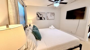 4 makuuhuonetta, työpöytä, silitysrauta/-lauta, vauvan matkasänky