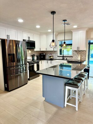 冰箱、微波炉、烤箱、炉灶