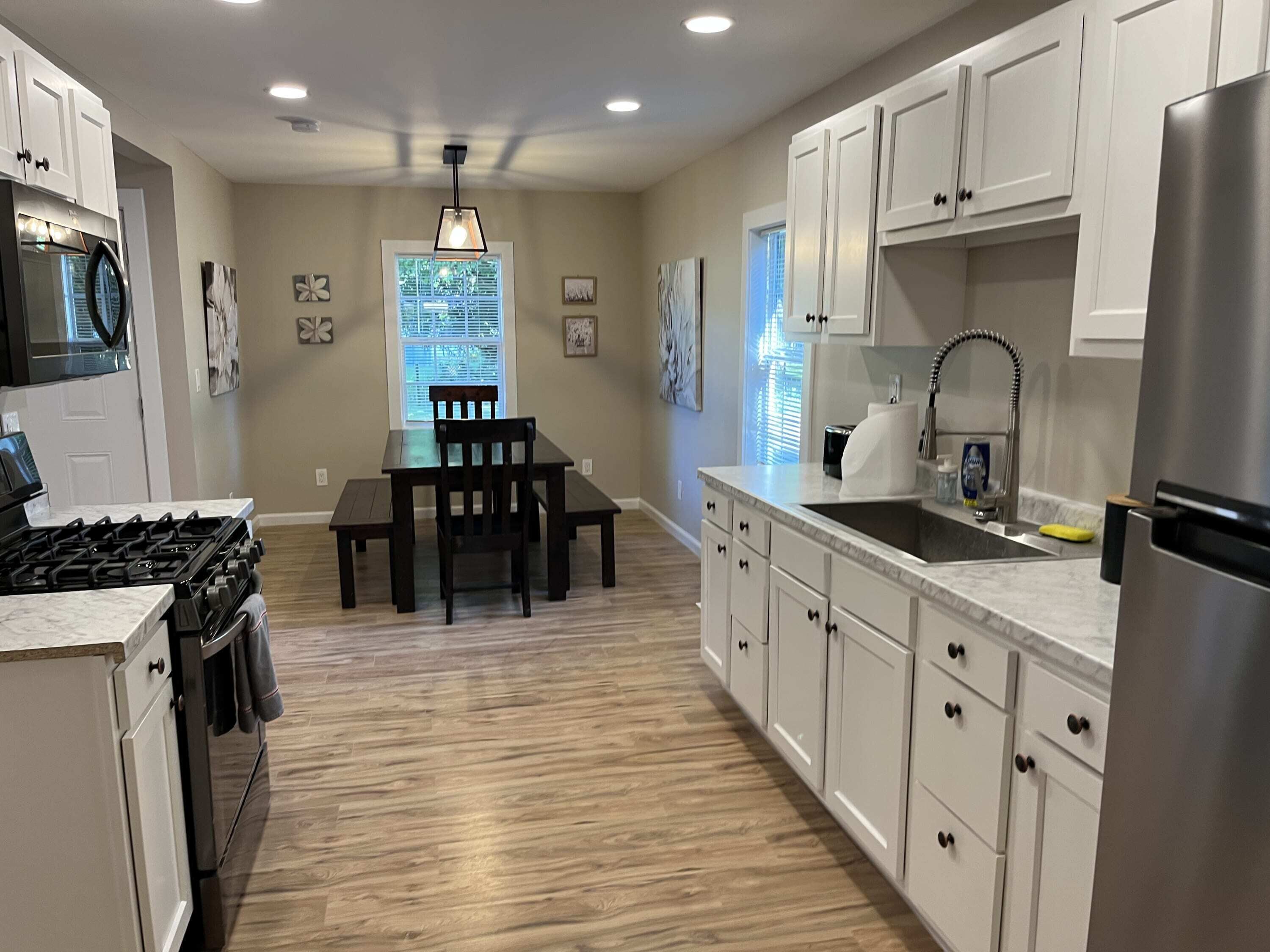 Kjøleskap, mikrobølgeovn, ovn og kokeplater