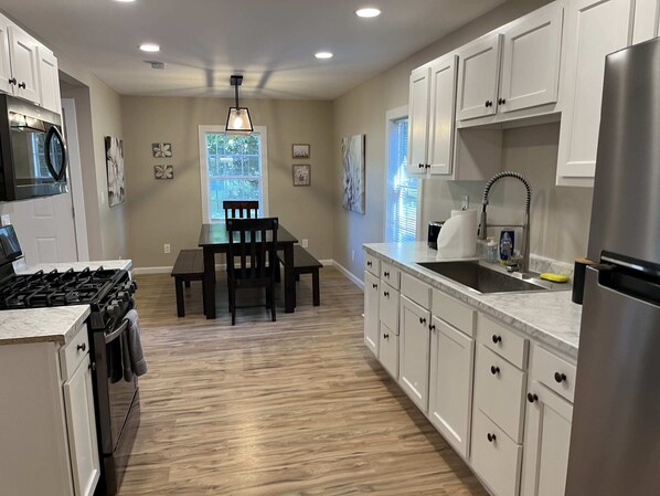 Jääkaappi, mikroaaltouuni, uuni, liesi