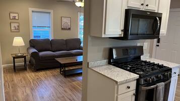 Geladeira, micro-ondas, fogão, cooktop