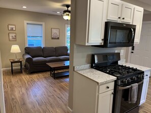 Jääkaappi, mikroaaltouuni, uuni, liesi