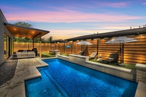 Outdoor pool, a heated pool - NEW Luxury Villa 5 min to SoCo &DT+Pool+Sleeps 20 (Austin)