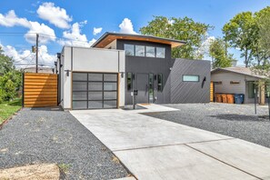 Exterior - NEW Luxury Villa 5 min to SoCo &DT+Pool+Sleeps 20 (Austin)