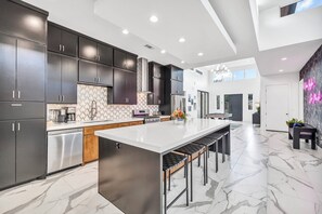 Fridge, microwave, oven, stovetop - NEW Luxury Villa 5 min to SoCo &DT+Pool+Sleeps 20 (Austin)