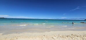 Sulla spiaggia, lettini da mare, teli da spiaggia