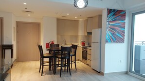 Een moderne keuken met een eethoek, een koelkast en een brandblusser.