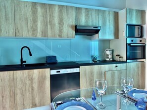 Réfrigérateur, four à micro-ondes, un four, surface de cuisson