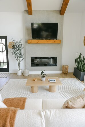 Smart TV, fireplace
