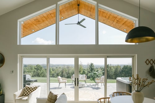 Sky Ridge-The Dawn/ Brand New Cabin in Amish Country w/Hot tub