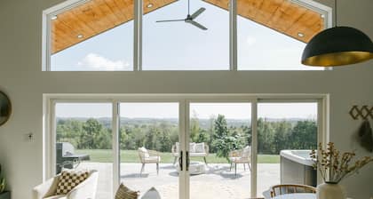 Sky Ridge-The Dawn/ Brand New Cabin in Amish Country w/Hot tub