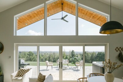 Sky Ridge-The Dawn/ Brand New Cabin in Amish Country w/Hot tub