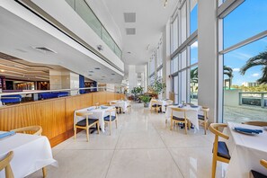 Dining - Gorgeous Sunny Isles Beach Condo w/Balcony an Ocean View & Direct Beach Access! (Sunny Isles Beach)
