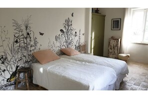 3 makuuhuonetta, työpöytä, silitysrauta/-lauta, vauvan matkasänky