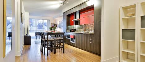 Réfrigérateur, four à micro-ondes, un four, surface de cuisson