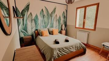 4 bedrooms, desk, iron/ironing board, free WiFi