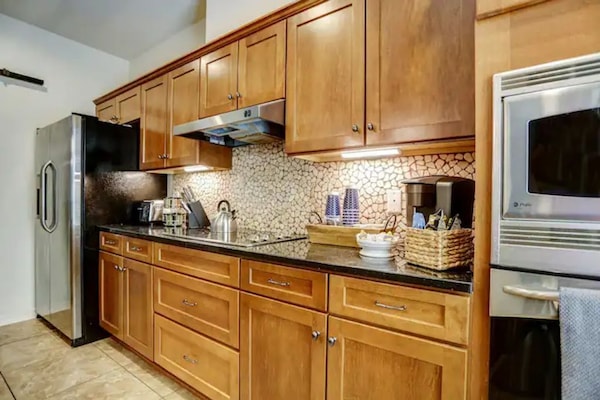 Refrigerador, microondas, horno, placa de cocina