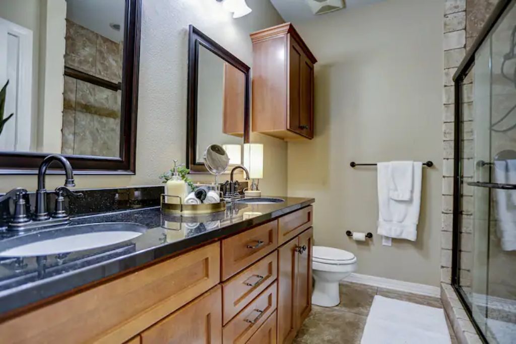 Green room ensuit bath