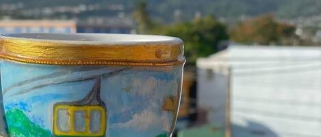 Una taza con un diseño colorido, sobre un platillo.