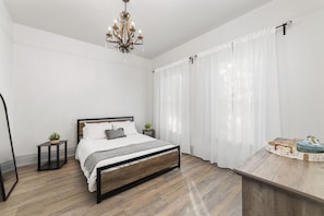 2 slaapkamers, een bureau, een strijkplank/strijkijzer, reisbedje