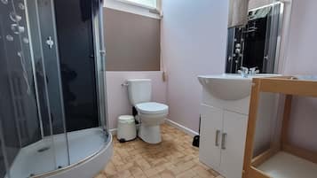Douche, serviettes fournies, papier toilette