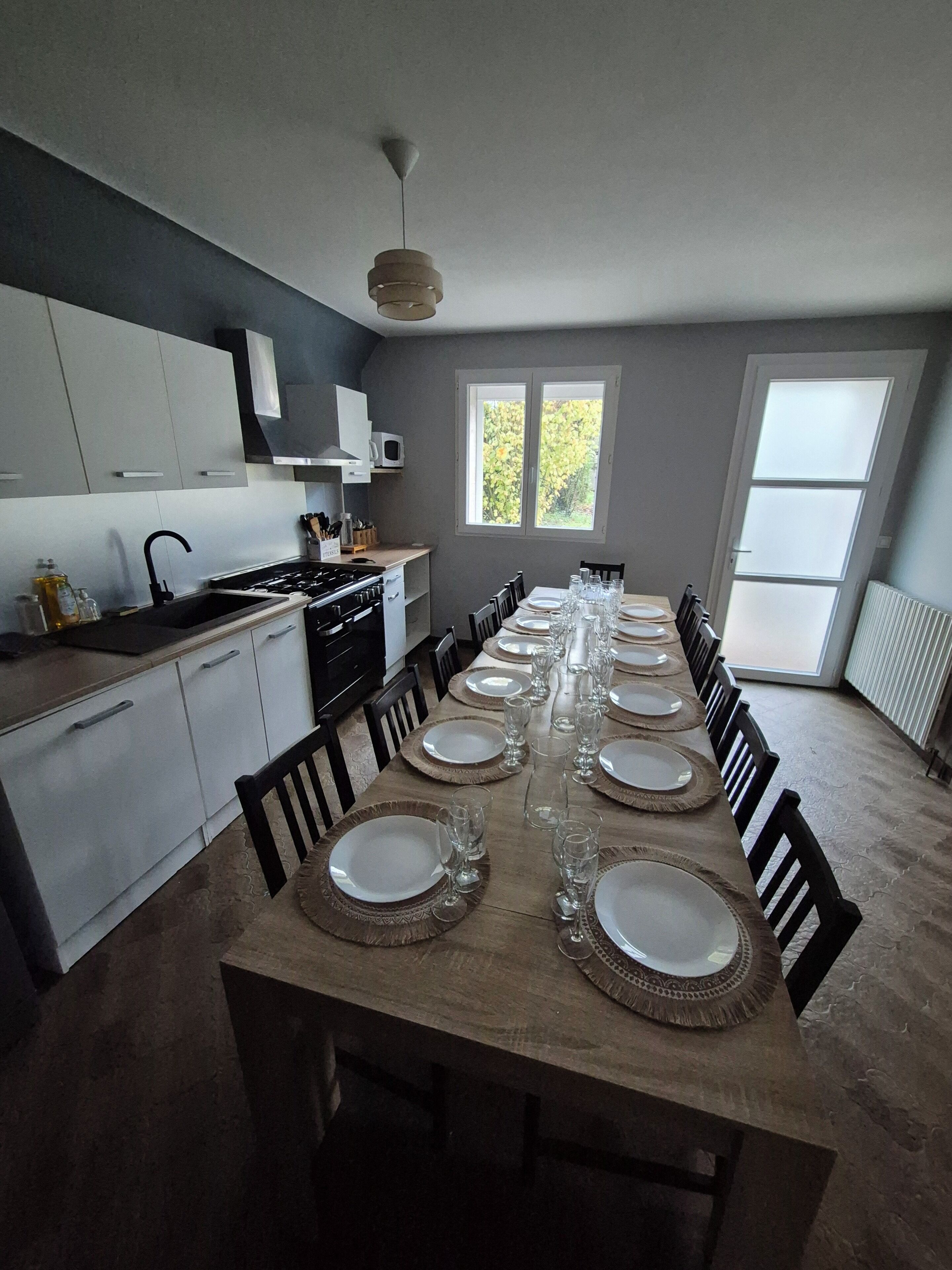 Microones, forn, placa de cuina i cafetera i tetera 