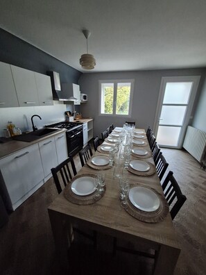 Micro-ondes, four, plaque de cuisson, cafetière/bouilloire